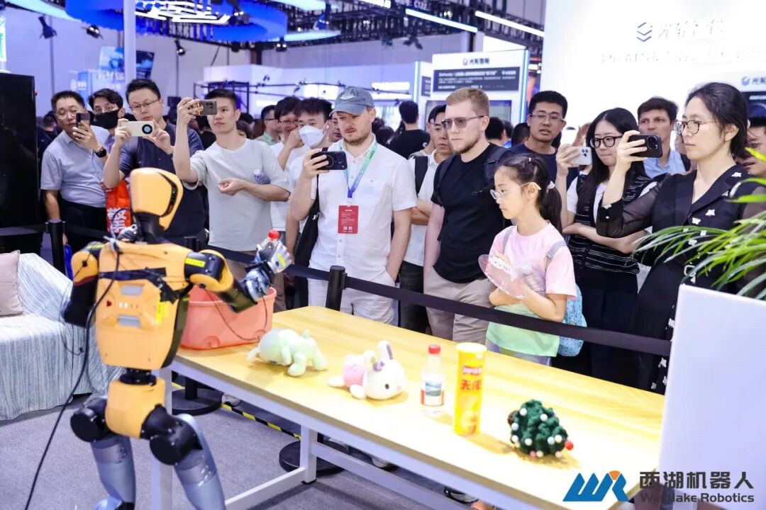 实景实训构建高质量数据闭环，西湖机器人亮相WRC 2026，真机验证人形全身运动操作一体化方案