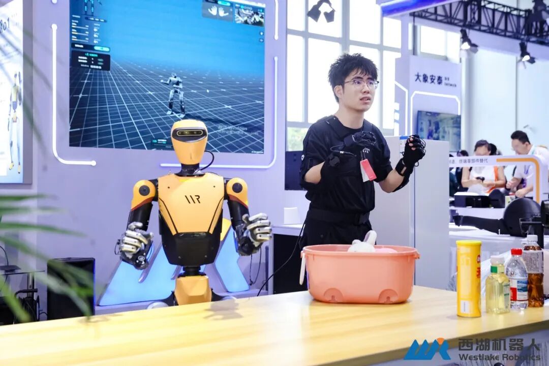 实景实训构建高质量数据闭环，西湖机器人亮相WRC 2026，真机验证人形全身运动操作一体化方案