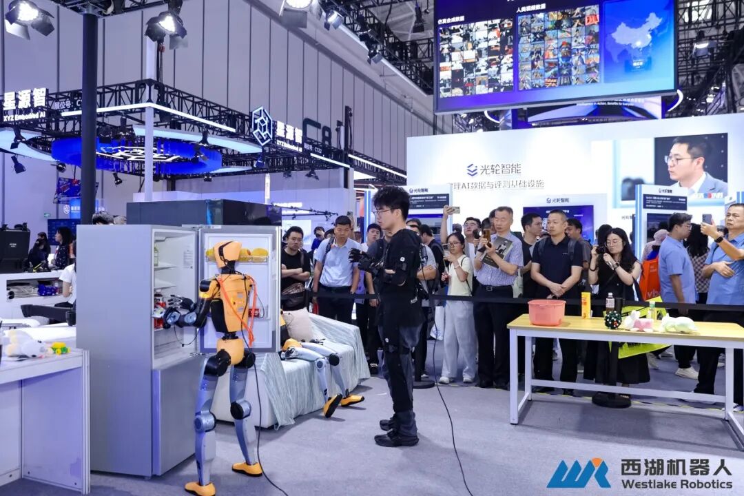 实景实训构建高质量数据闭环，西湖机器人亮相WRC 2026，真机验证人形全身运动操作一体化方案