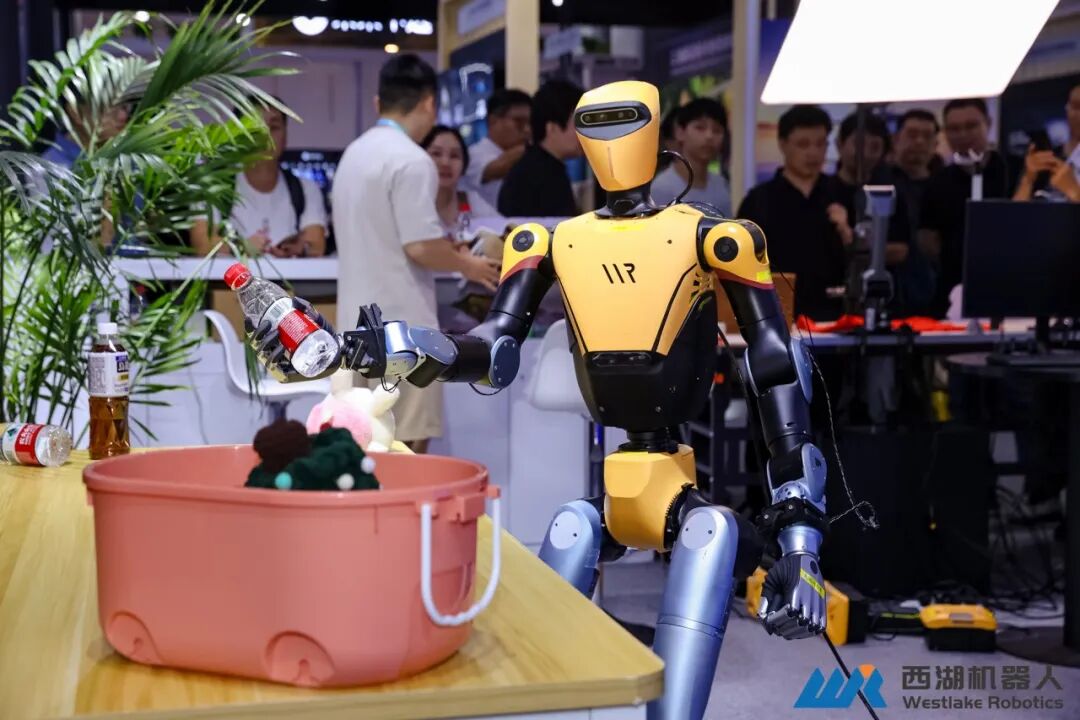 实景实训构建高质量数据闭环，西湖机器人亮相WRC 2026，真机验证人形全身运动操作一体化方案
