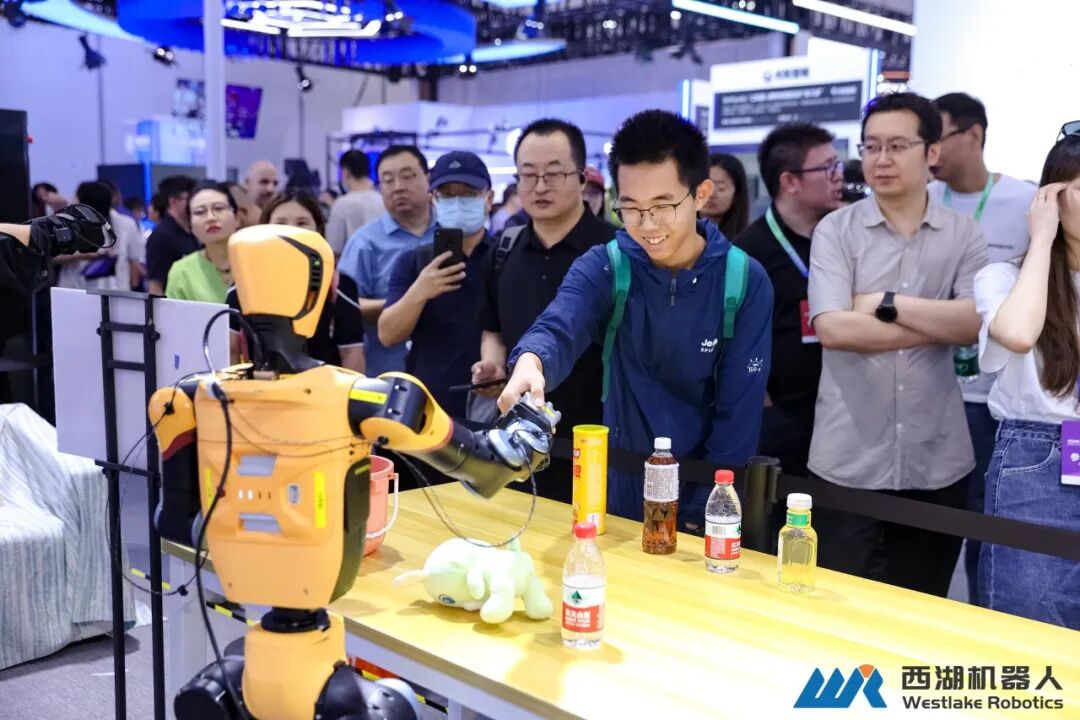 实景实训构建高质量数据闭环，西湖机器人亮相WRC 2026，真机验证人形全身运动操作一体化方案
