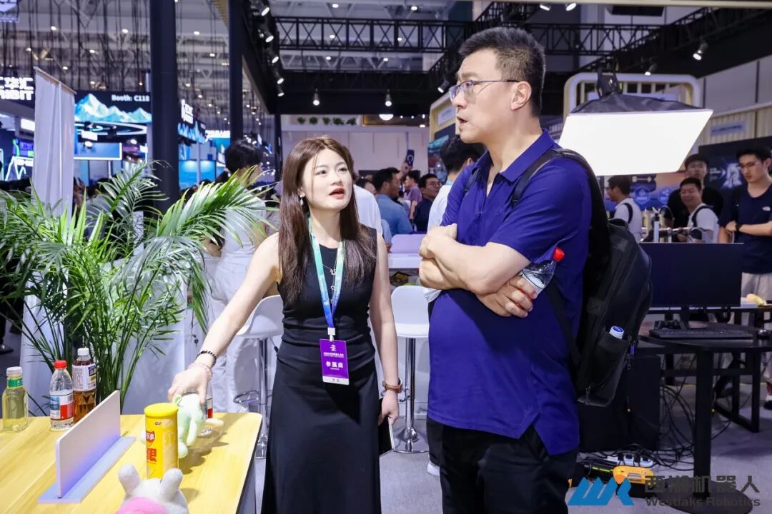 实景实训构建高质量数据闭环，西湖机器人亮相WRC 2026，真机验证人形全身运动操作一体化方案