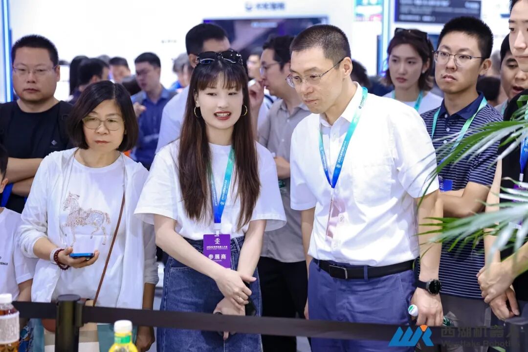 实景实训构建高质量数据闭环，西湖机器人亮相WRC 2026，真机验证人形全身运动操作一体化方案