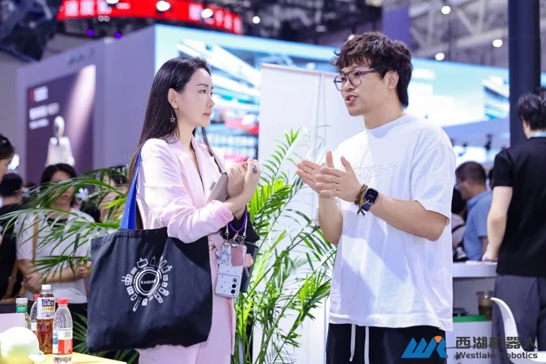 实景实训构建高质量数据闭环，西湖机器人亮相WRC 2026，真机验证人形全身运动操作一体化方案