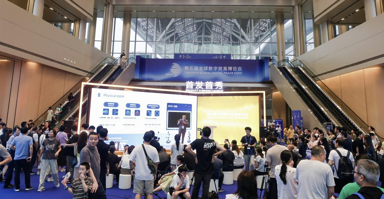 美梦空间发布物理-世界动作模型与机器人物理评测基准