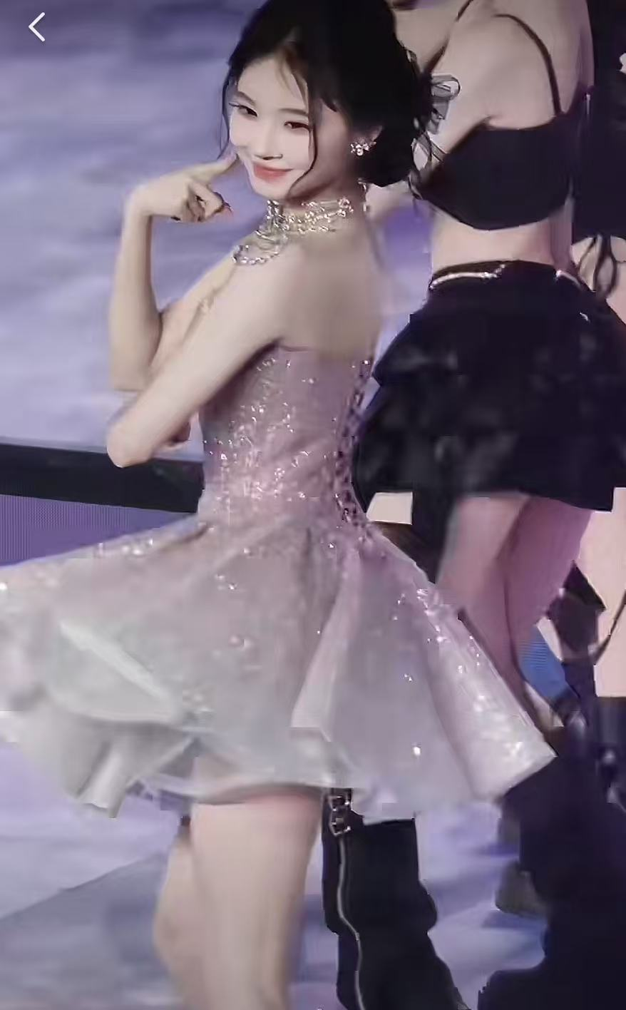美女团播调查：“哥哥，上车喽！”