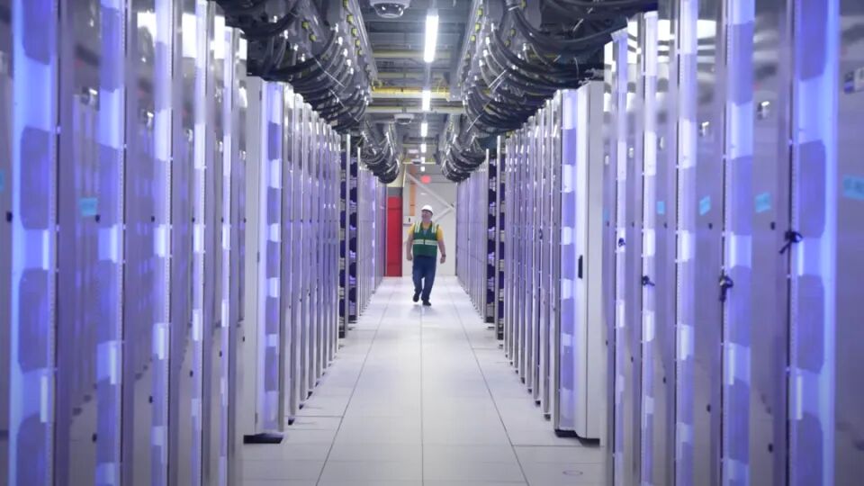 AI数据中心的万亿大基建时代：美国GDP增长全靠它