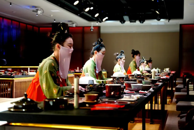 人均500元的宫廷饭，猛攻小城餐桌