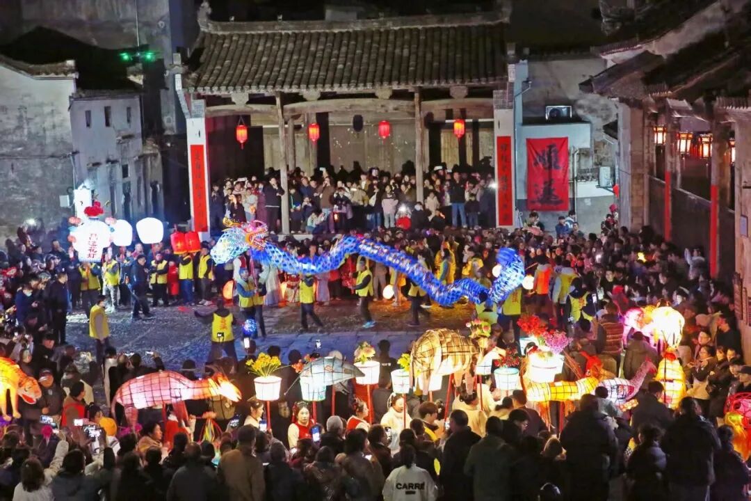 这些爆火的「春日经济」，可不只是新“花”样