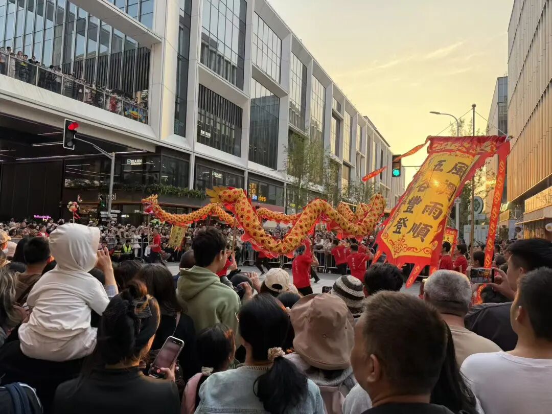 记上海「舞龙队」在浦东前滩公演：向前一舞，礼乐