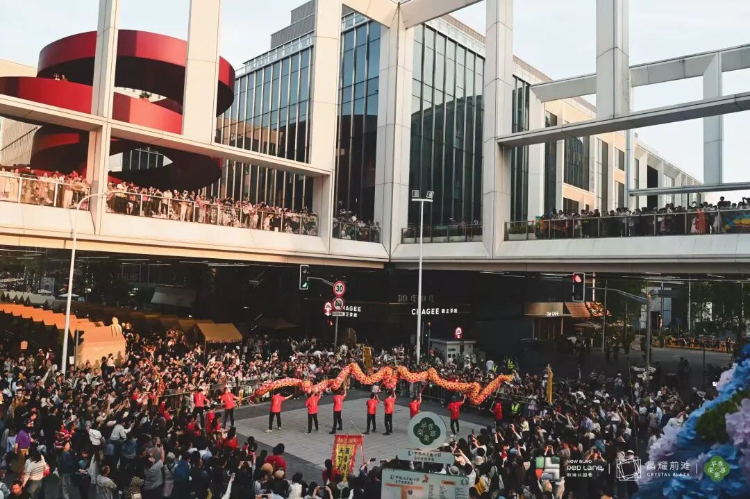记上海「舞龙队」在浦东前滩公演：向前一舞，礼乐