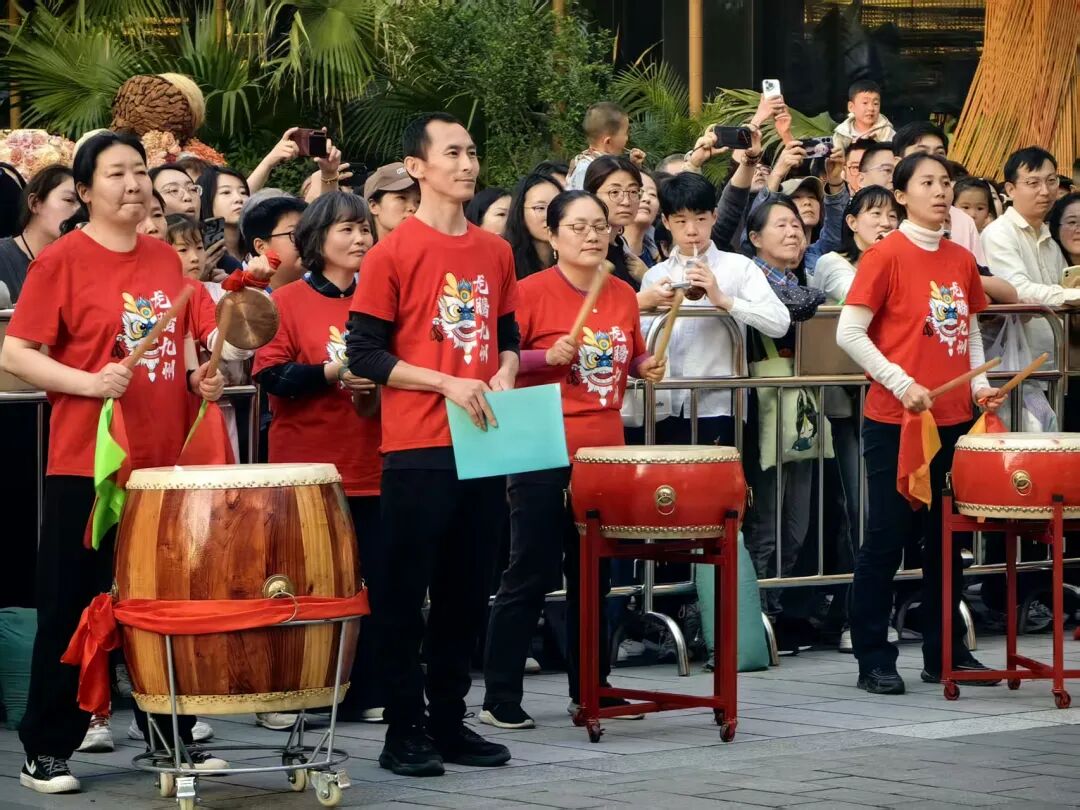 记上海「舞龙队」在浦东前滩公演：向前一舞，礼乐
