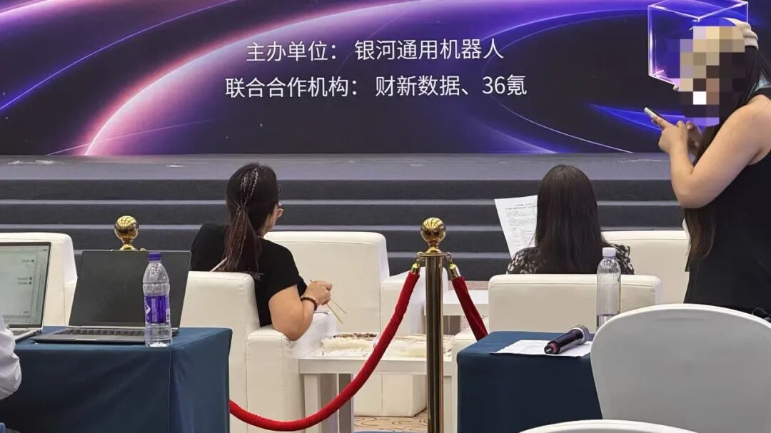 WRC前夜，晚上10点，机器人和人都还没下班