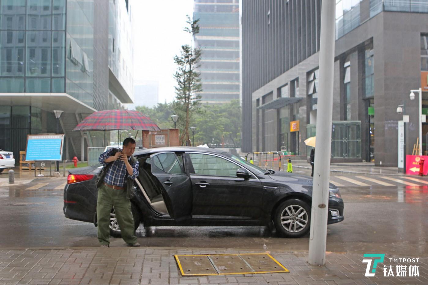 曾德鈞出門，從來都不開車，要么用打車軟件打車，要么坐地鐵，他覺得開車?yán)速M時間，效率低，還要找停車位，打車的時候，趁坐車的時間還可以做事，用打車軟件還很便宜。