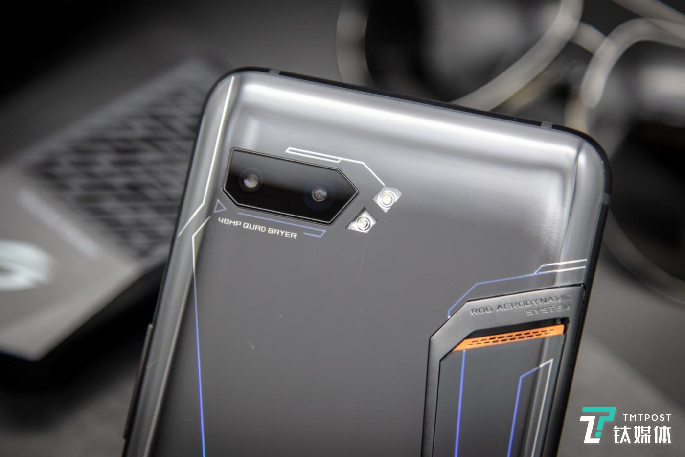 rog游戏手机2配备4800万像素主摄 1300万像素超广角,主摄像头采用索尼