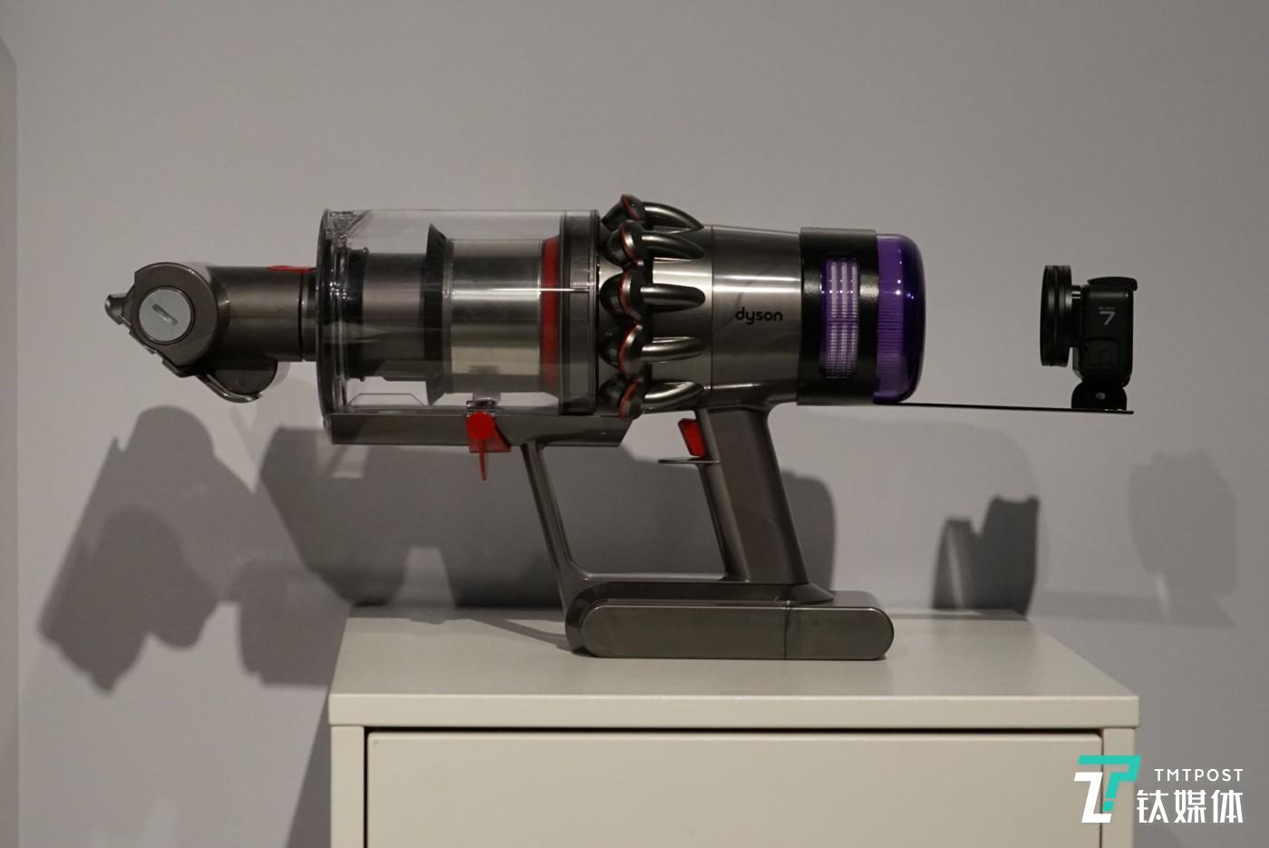 首次配备液晶屏,戴森新款吸尘器v11增加了智能属性