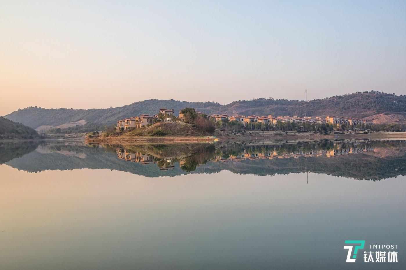 湖光墅影。湖南长沙，依山傍水的别墅区。