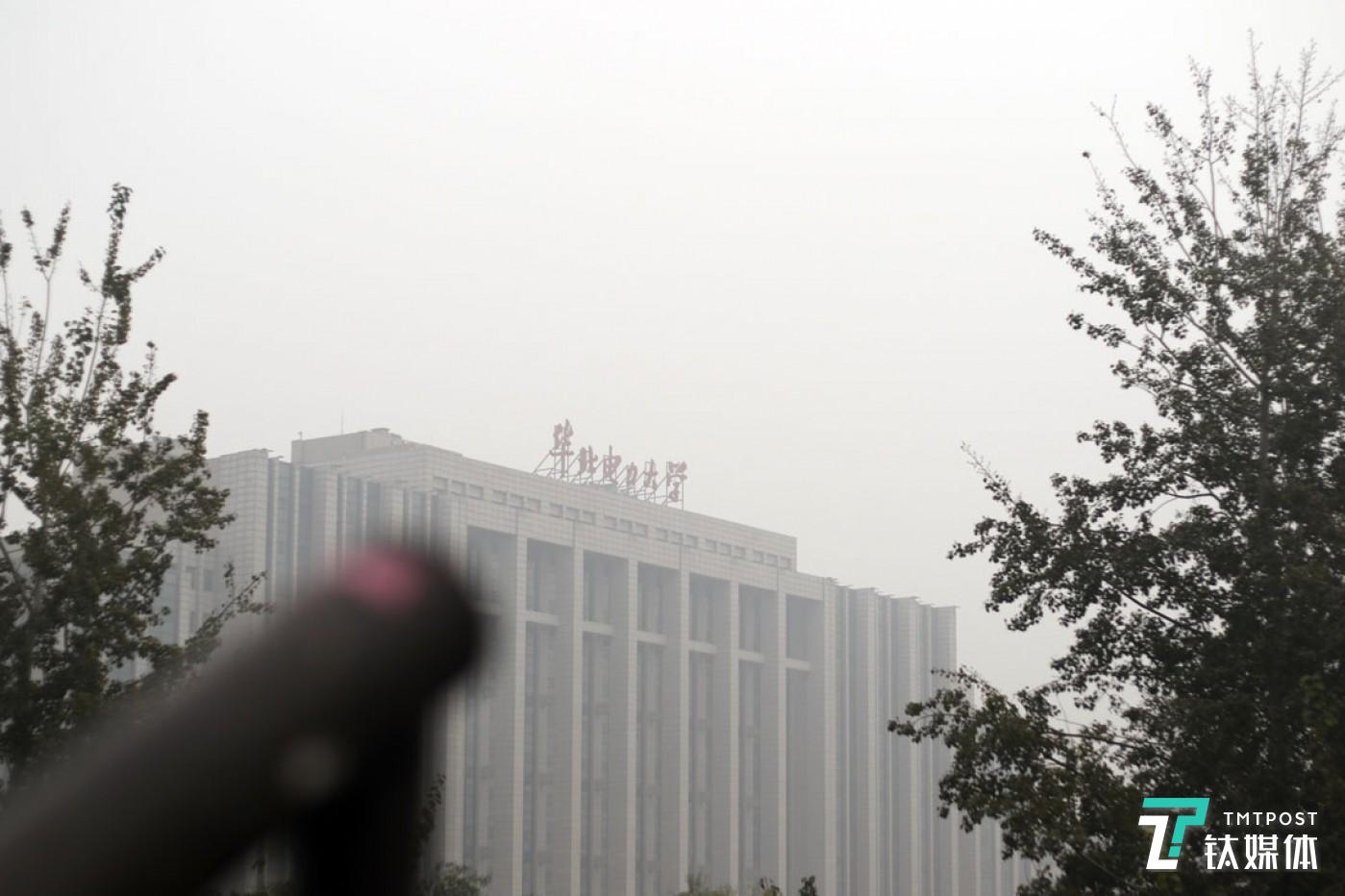 走到大学门口，老人说，他担心大学里的教授看到有人跟着他，不愿意跟他多说，他想要一个人进去找人就行了。从校园里出来后，他很高兴地告诉我，自己找到了能源研究所，里面有几个博士生在办公，但是领导不在，他把自己的材料给了博士生，对方说，会递给领导，等领导回来看了材料，会有人跟他联系。