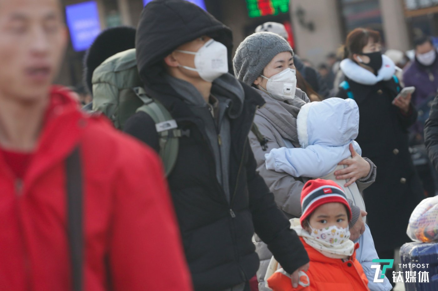 1月21日8:47,北京火车站王中王一王中王救世网,赶路的旅客。(图/钛媒体 孙林徽)