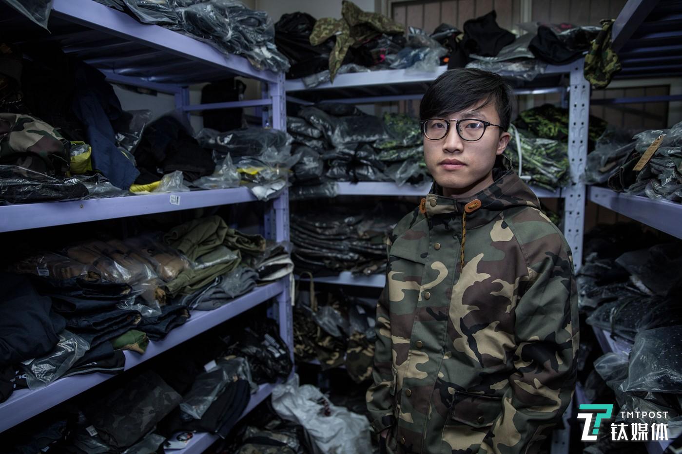 店小二。北京，淘宝店主石头在自己仓库。几经沉浮，他一直尽心经营着自己的两家店铺。