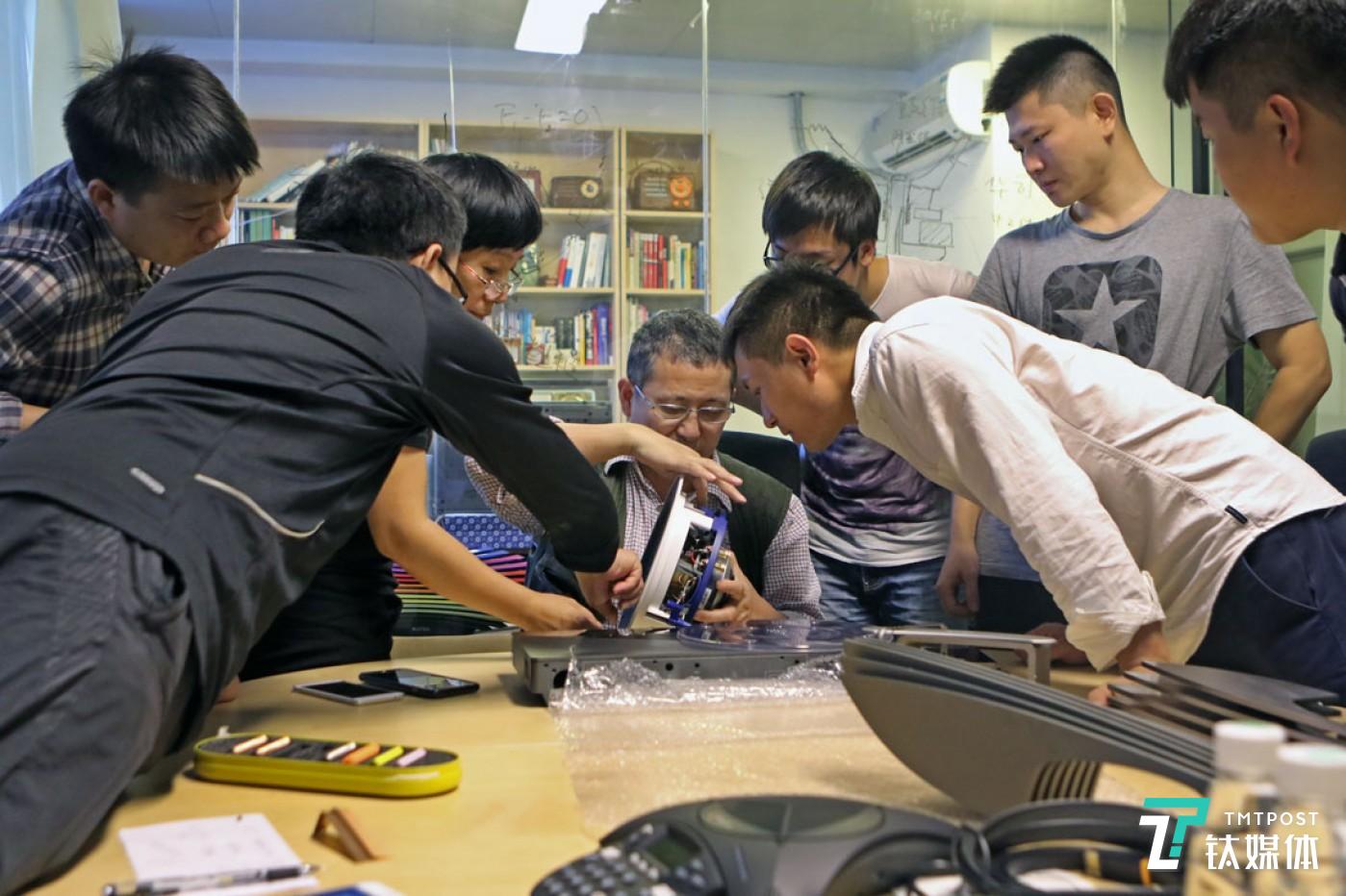 “我尊重他們的設(shè)計，我講我的想法和理解，他們理解了以后再設(shè)計，設(shè)計中雙方不斷碰撞，才會有新東西，好的設(shè)計不是簡單的疊加，一定是你中有我，我中有你，一定是相互啟發(fā)相互認(rèn)同。”曾德鈞很尊重設(shè)計師，他認(rèn)為這樣的合作才是最有效的。