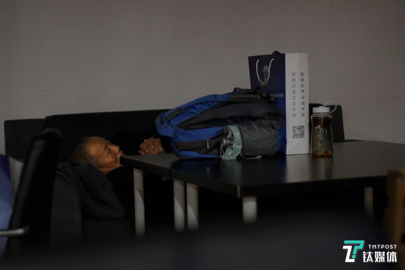 这个咖啡馆，只要花30块钱，就可以在沙发上睡一晚。王修煜在这里睡了4晚，桌上放着的，是他从家里带过来的行李，一个背包，一个纸袋，一个水壶。