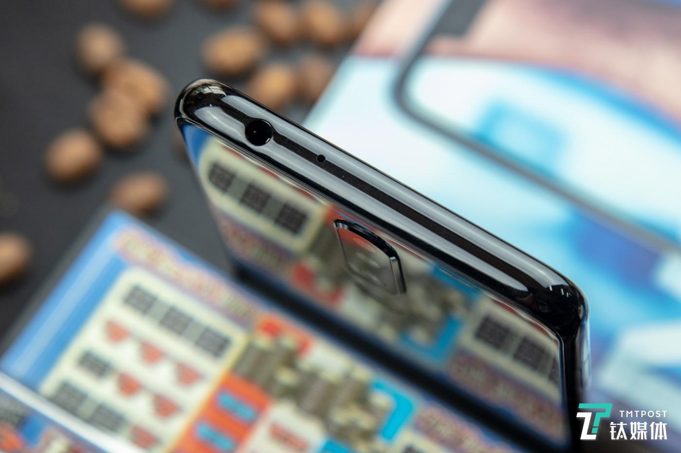 顶部3.5mm耳机接口