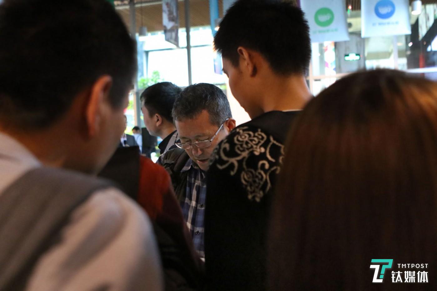 每次分享結(jié)束，曾德鈞總會被臺下的年輕人團(tuán)團(tuán)圍住，加微信的要電話的，問問題的，求幫助的，他都會認(rèn)真對待。曾德鈞還有個特點，每次有陌生人加自己微信，他都會主動打招呼，這讓一些人感到很意外，“人家憑什么要支持我？我從來不覺得自己有什么了不起，在行業(yè)里，大家的認(rèn)同和尊重都來自點點滴滴。”