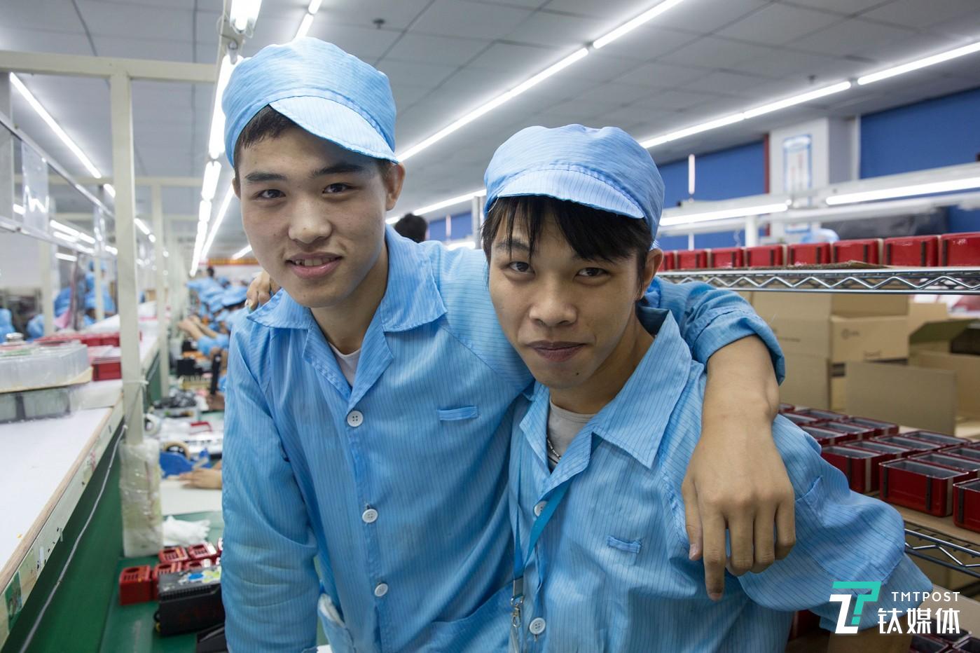 张全蛋们。深圳OEM电子工厂流水线上的95后。
