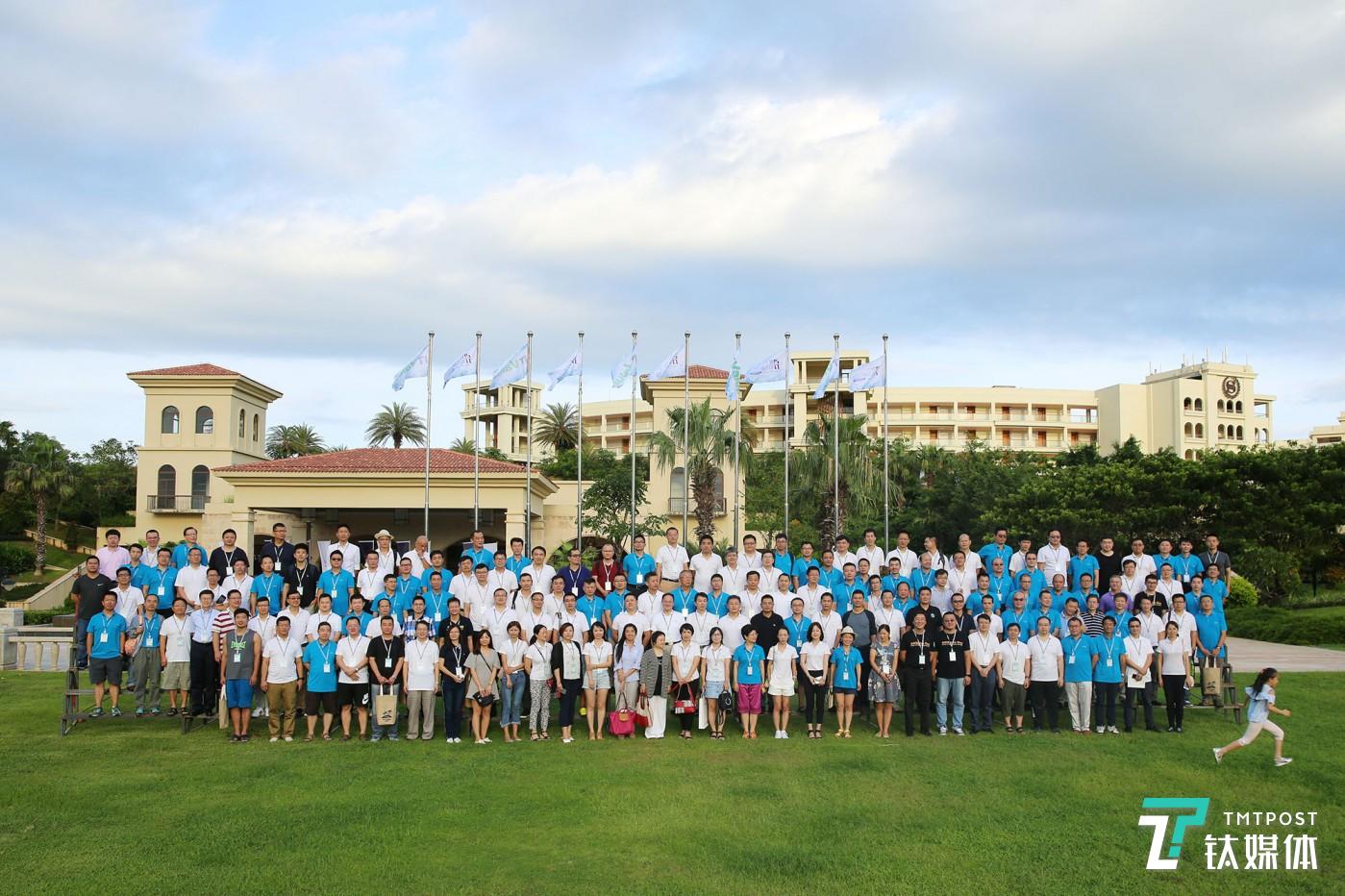 她拒绝了我。海南三亚，中国价值峰会，小女孩在合影时突然从人群中跑开，她说拒绝由我来拍摄有她出现的任何照片。