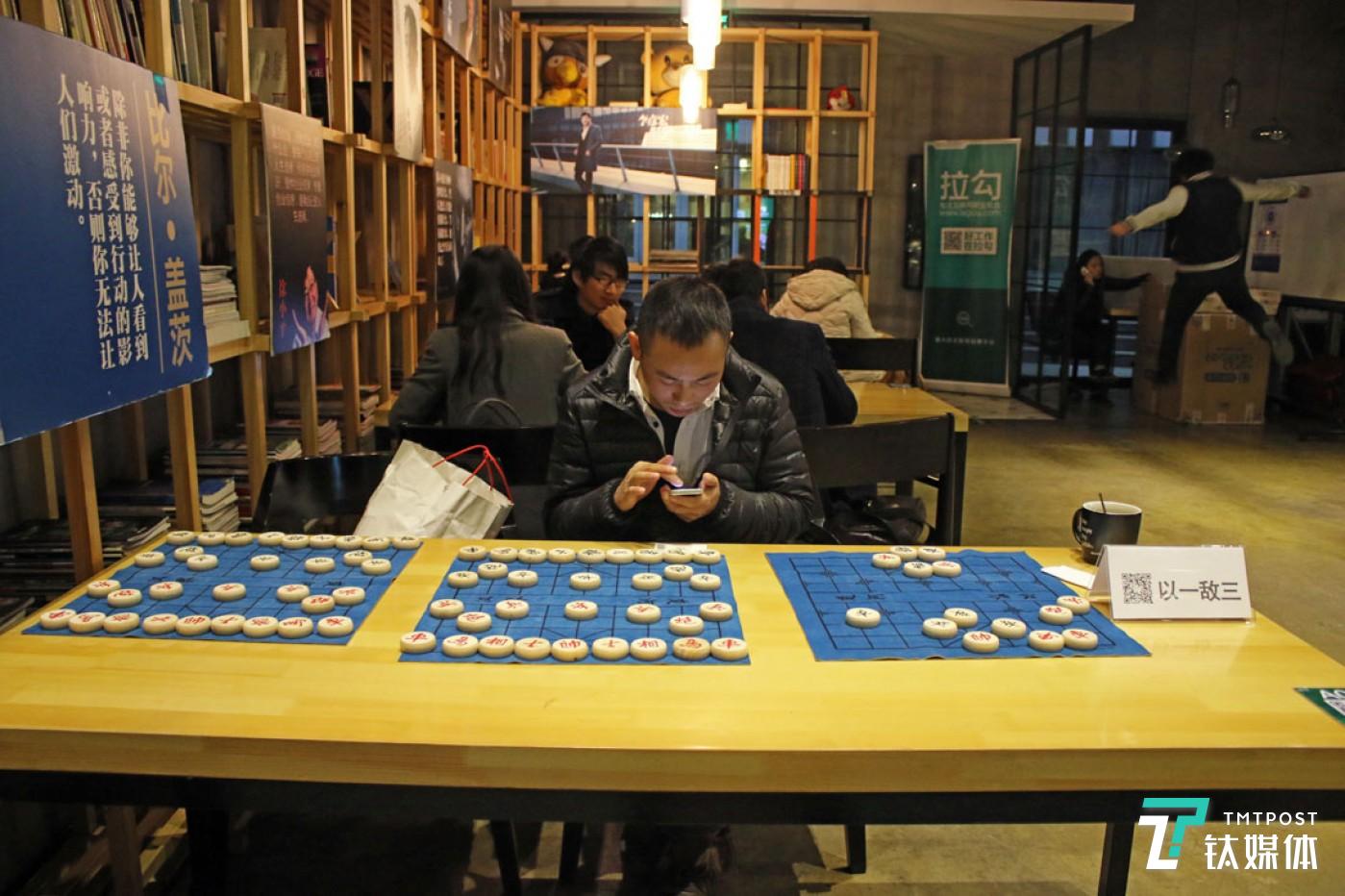 三个棋盘上，他摆了一个残局，还在牌子上附上了自己微信的二维码。他说，用这样的方式，也是因为自己很喜欢下象棋。