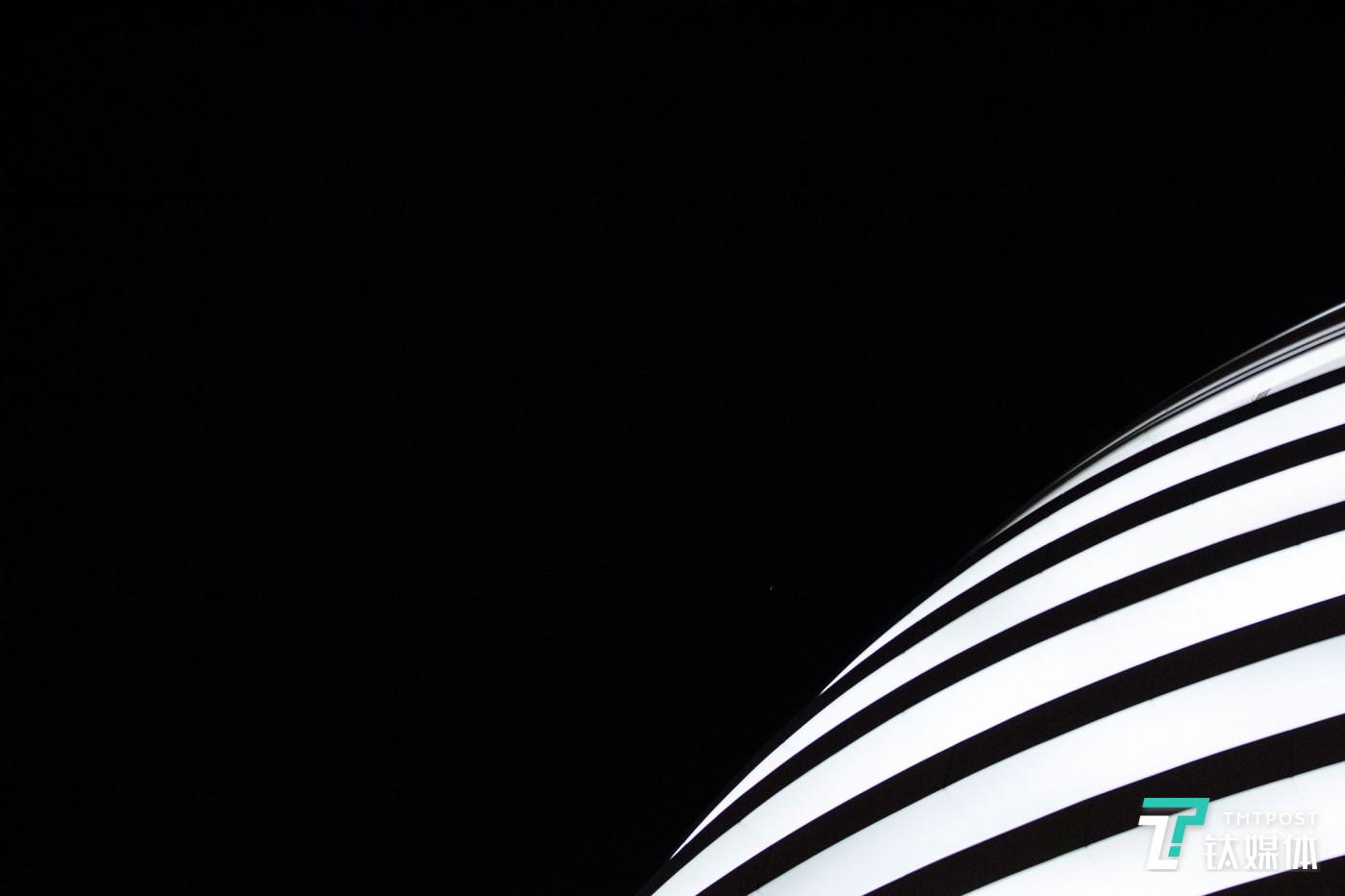 线与面。北京，夜幕下的银河SOHO。