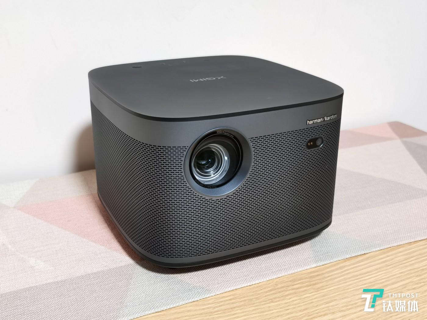 智能梯形校正 开灯也不怕,极米h3投影机评测 | 钛极客