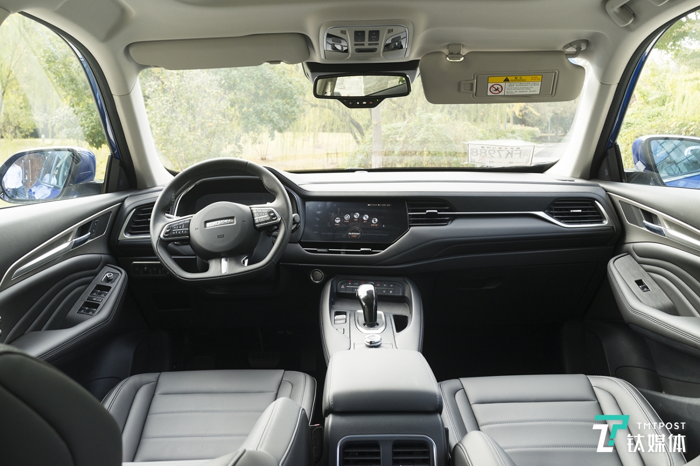 内饰采用了环抱型设计