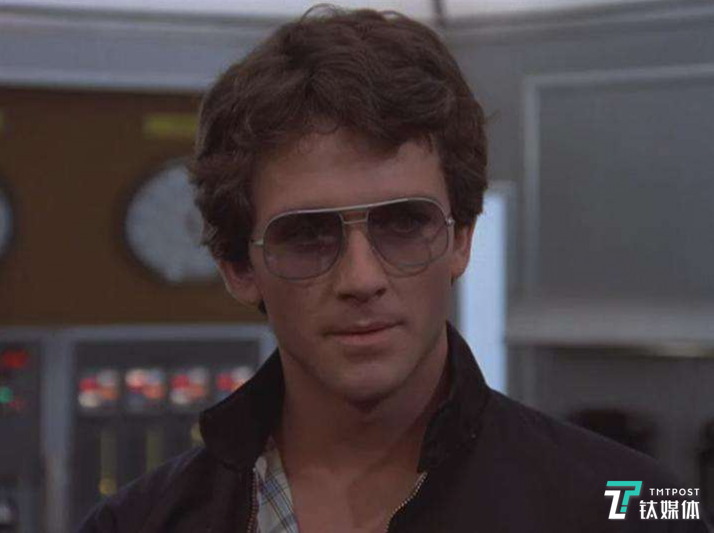 《大西洋底来的人》剧照,剧中的男主角麦克·哈里斯经常戴着蛤蟆镜