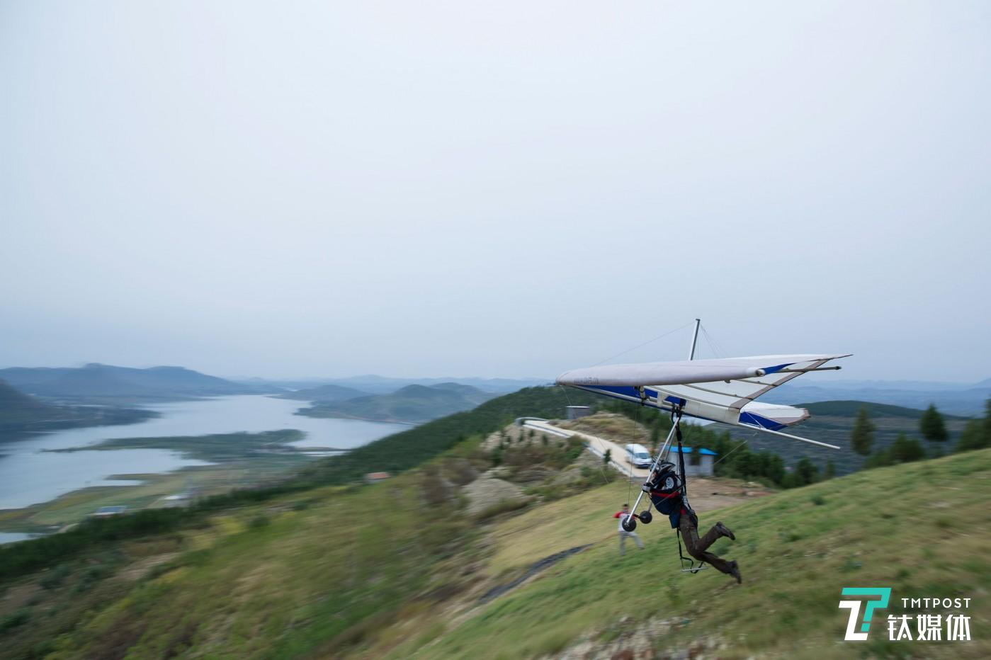 鸟人。山东费县，无动力三角翼飞行员从山顶助跑起飞。