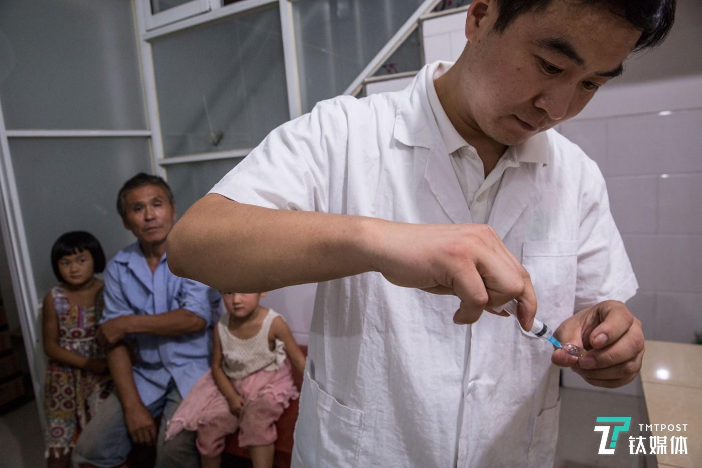 乡村医生。河南新乡，乡村医生师进峰准备给一名患感冒的留守儿童打针。