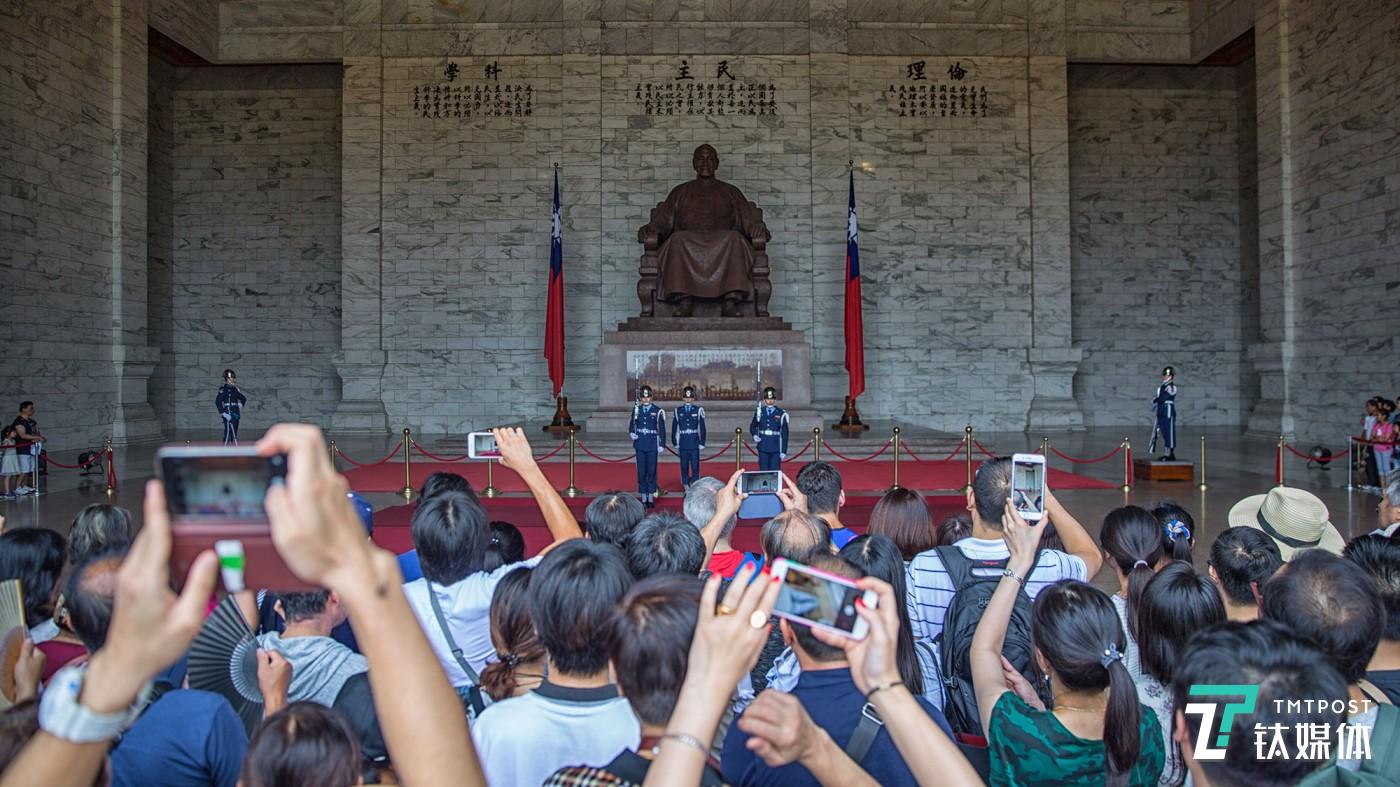交接。台北中正纪念堂，观看列兵交接换岗仪式的游客。