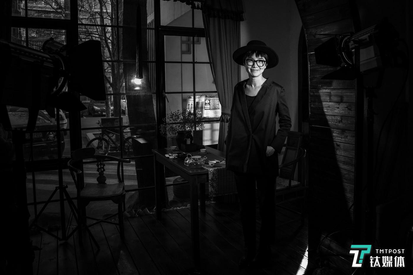 黑处有什么。编剧、导演王一淳，她凭借处女作《黑处有什么》斩获了多个大奖。