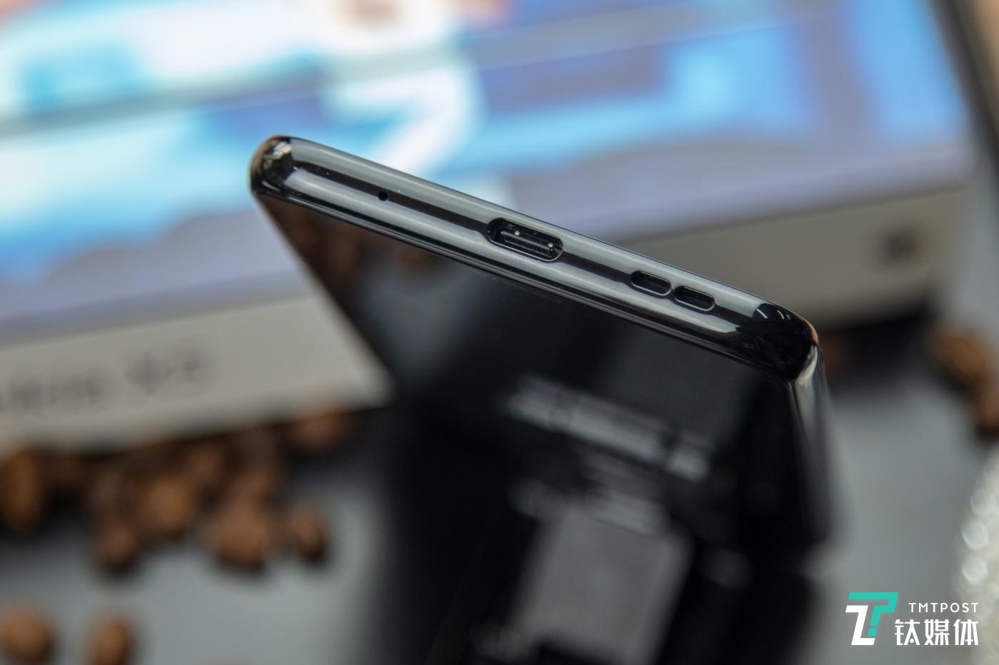 底部Type-C充电接口