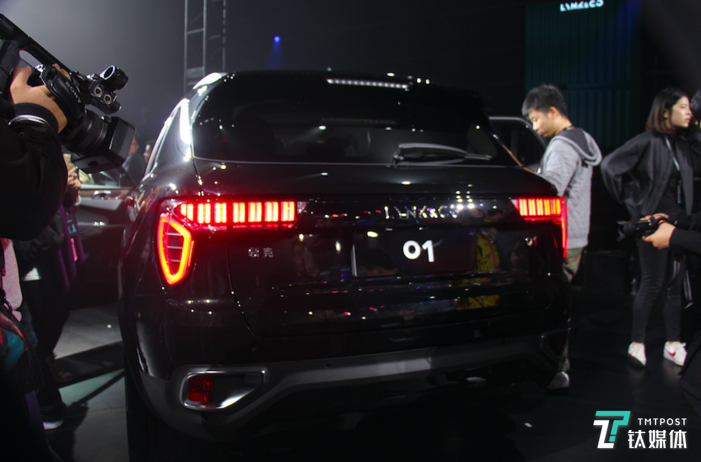领克01的尾灯灵感来源于大都市闪烁的霓虹灯
