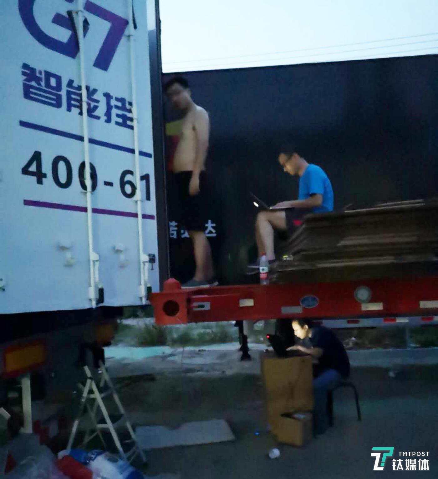 G7研发人员户外调试卡车物联网系统