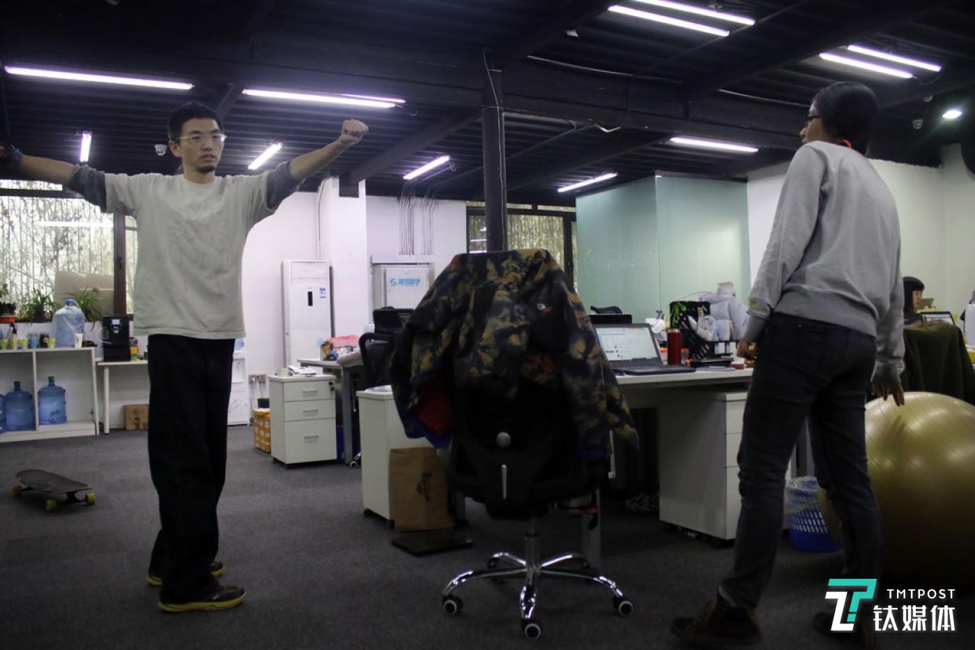 球叔在辦公室為同事示范滑雪動(dòng)作，一些人想找他學(xué)滑雪，但他現(xiàn)在基本上沒(méi)時(shí)間做教學(xué)了。