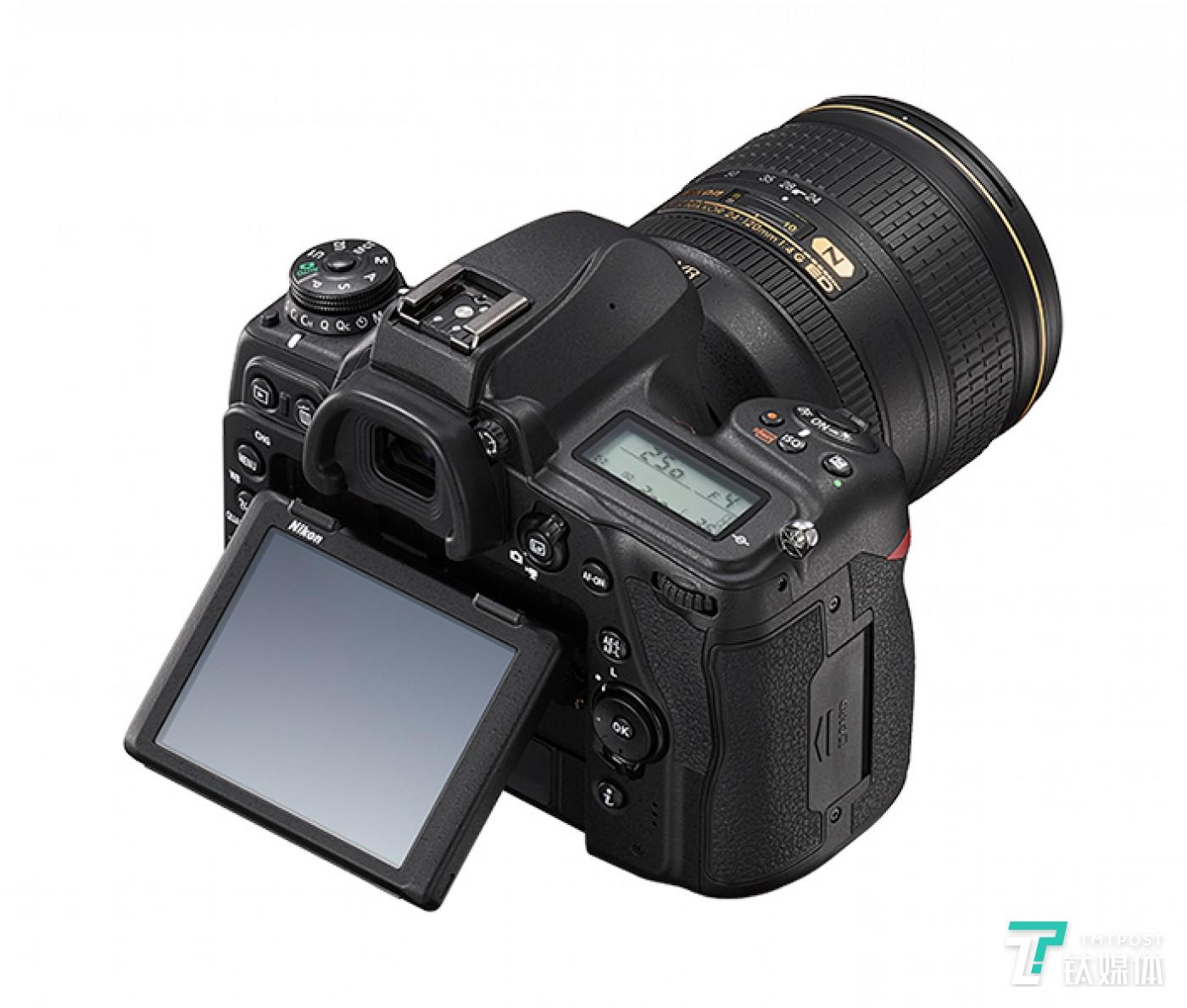 尼康D780搭载翻转触控屏