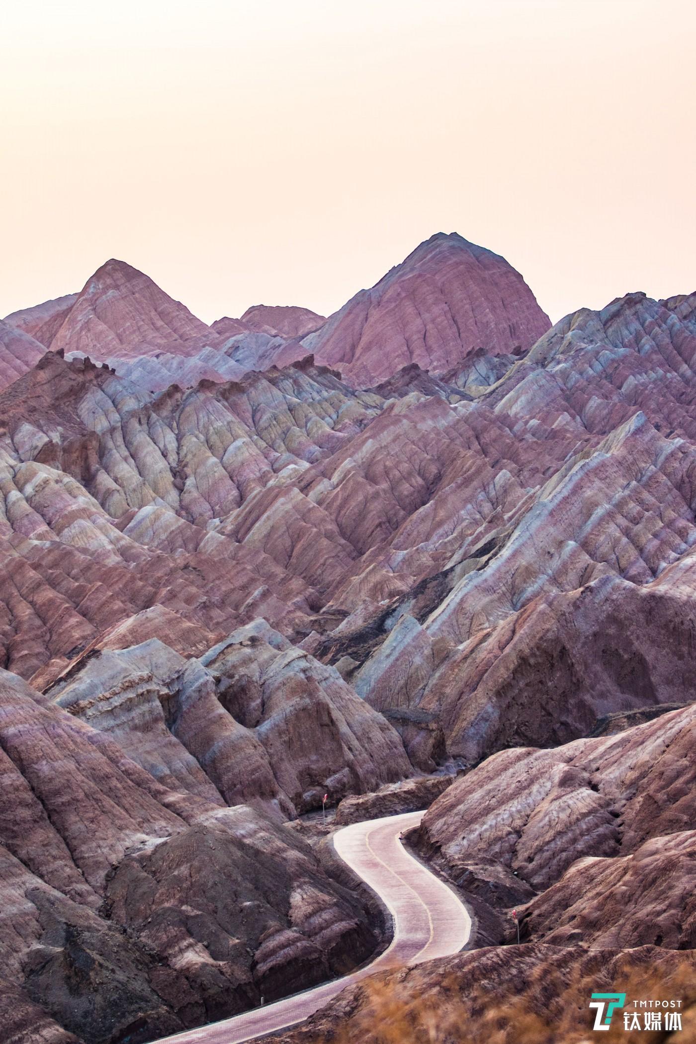 一路山色。甘肃张掖丹霞地貌。