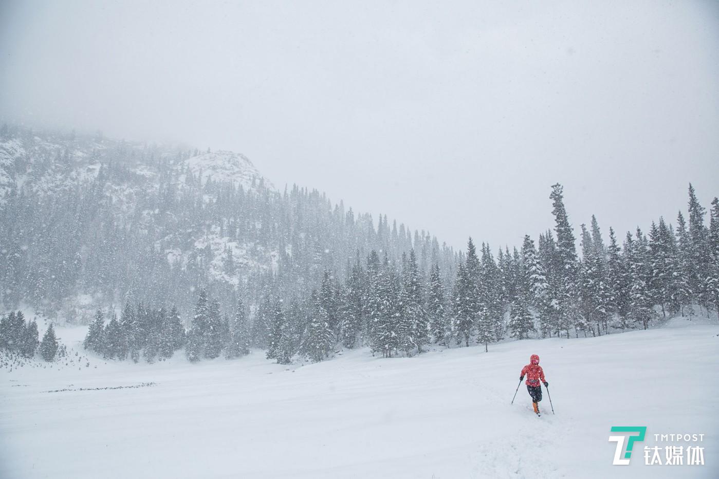 暴雪将至。新疆夏特古道，匆匆赶路的驴友。