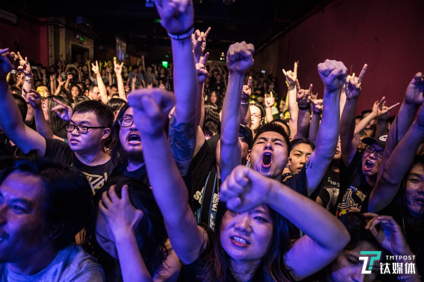 金属党。北京愚公移山，观看金属重金属乐队Kreator演出的乐迷。对金属党来说，一段恰当的RIFF就可以点燃他们内心的狂野和侵略性。