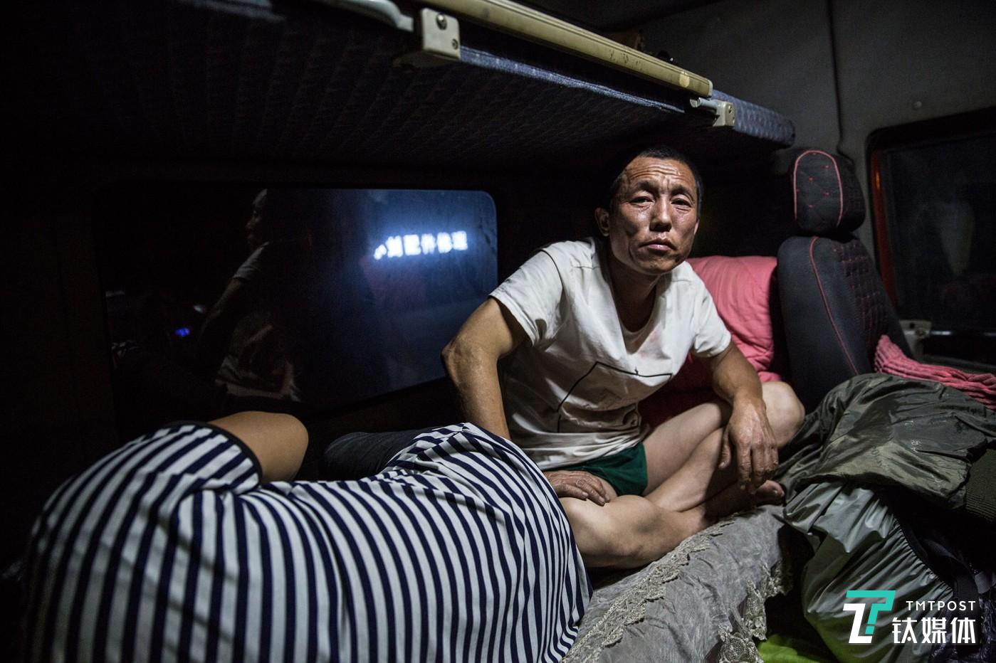 解放宾馆。内蒙古乌兰浩特，以车为家的卡车司机金强夫妇。他们将自己赖以为生的解放卡车称为&ldquo;解放宾馆&rdquo;。为了记录物流行业里司机的真实状态，我跟他们的车从上海出发一路往北3000公里行至满洲里。