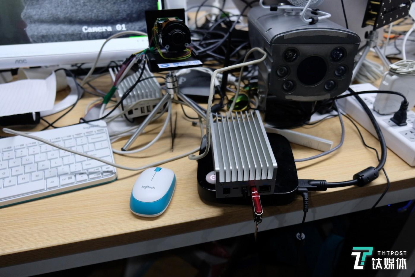 研发人员桌面-多接摄像头盾悟硬件与传统安防摄像头