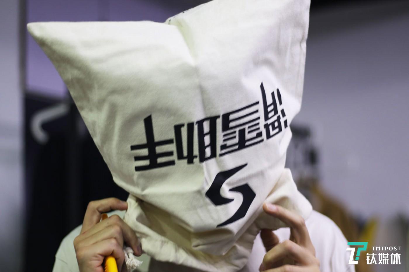 為了一個(gè)線下活動(dòng)，團(tuán)隊(duì)定做了一些周邊產(chǎn)品，球叔開(kāi)玩笑地把袋子套在頭上。他認(rèn)為，滑雪這個(gè)市場(chǎng)還有很大的增長(zhǎng)空間，線上的服務(wù)和線下雪場(chǎng)都沒(méi)有飽和，滑雪助手就是要為用戶提供包括消費(fèi)、交友、教學(xué)、資訊等方面的服務(wù)。